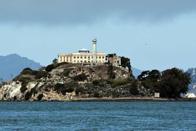Alcatraz Prison Tour and Golden Gate Bridge Bike Rental - Pier 33 start: the place where the day begins
