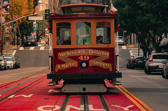 Track and Talk, San Francisco Cable Car Tour with Audio Guide - Stop 4: Chinatown time where movie alley energy meets classic sights (about 25 minutes)