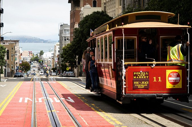 Track and Talk, San Francisco Cable Car Tour with Audio Guide - Stop 5: Nob Hill landmarks with Grace Cathedral and Fairmont origins